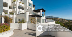 Benahavís – Beautifully presented ground floor apartment for sale. Situated in a very prestigious urbanization nestled up in the hills of Benahavís Benahavís