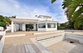 3 Bed Fully Renovated Detached Villa for sale in Carib Playa, Marbella Beachside villa in Elviria – East Marbella