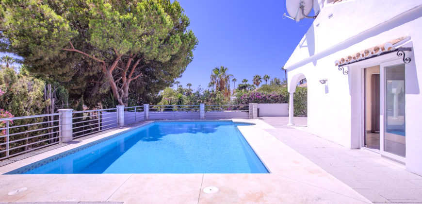 Carib Playa – Attractive Andalusian Style BEACHSIDE villa for sale in the popular urbanisation of Carib Playa/Marbesa in East Marbella
