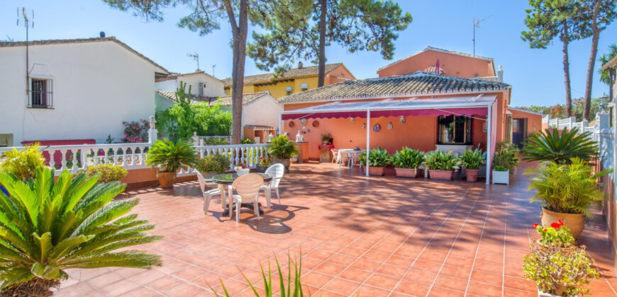 Marbesa – 6 bed Beachside villa for Sale in Marbesa Pueblo Andaluz