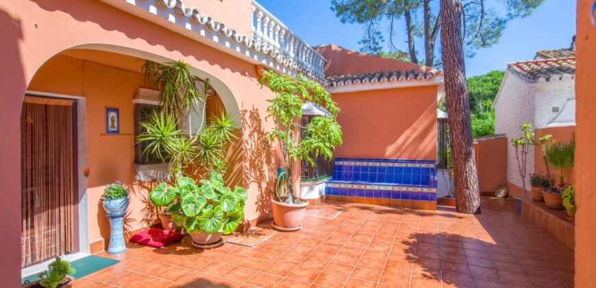 Marbesa – 6 bed Beachside villa for Sale in Marbesa Pueblo Andaluz