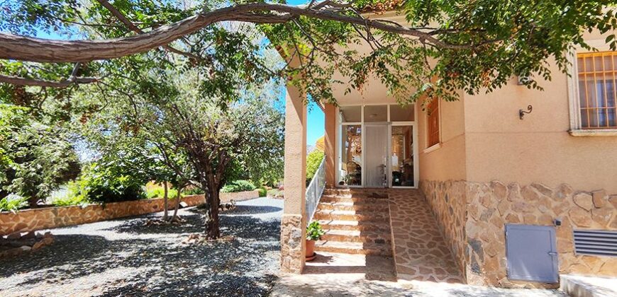 Fortuna Murcia – Super Bargain villa – 2 houses on one plot in Fortuna Murcia –  Discover your dream home with this stunning villa located just 10 minutes away from the relaxing spa town of Fortuna, Murcia