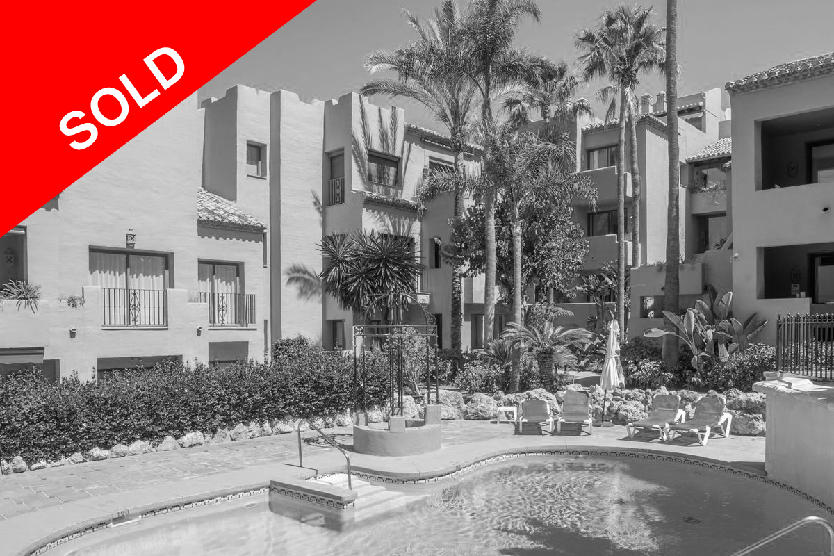 SOLD – Elviria Beachside – Spectacular apartment in the exclusive Urbanization Jardines de Don Carlos – Elviria (Marbella).