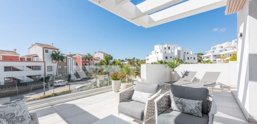 Modern corner penthouse in the stunning Cortijo del Golf complex in the Atalaya – El Paraiso