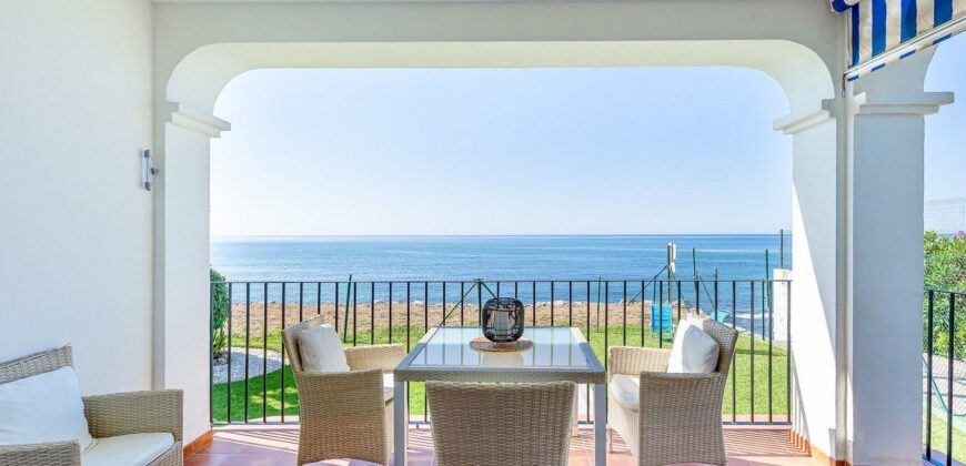 Amazing front line beach apartment for sale in Mijas Costa close to La Cala de Mijas – REF R4359592