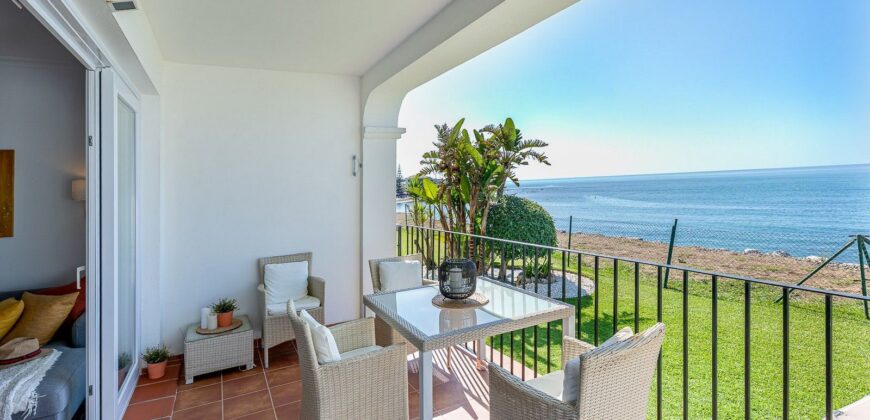 Amazing front line beach apartment for sale in Mijas Costa close to La Cala de Mijas – REF R4359592