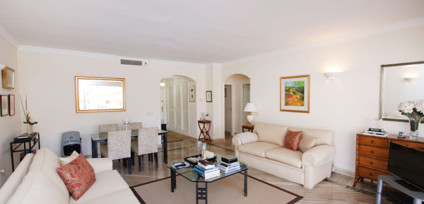 Beautiful beachside apartment for sale in Hacienda Playa next to the popular Don Carlos Hotel in Elviria, East Marbella