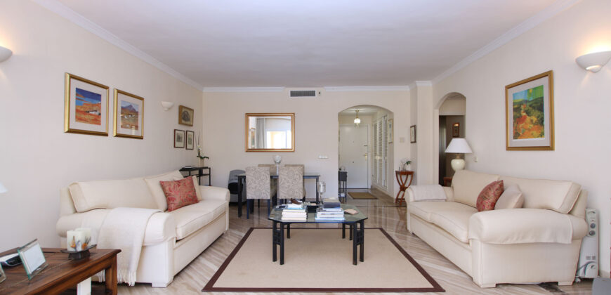 Beautiful beachside apartment for sale in Hacienda Playa next to the popular Don Carlos Hotel in Elviria, East Marbella