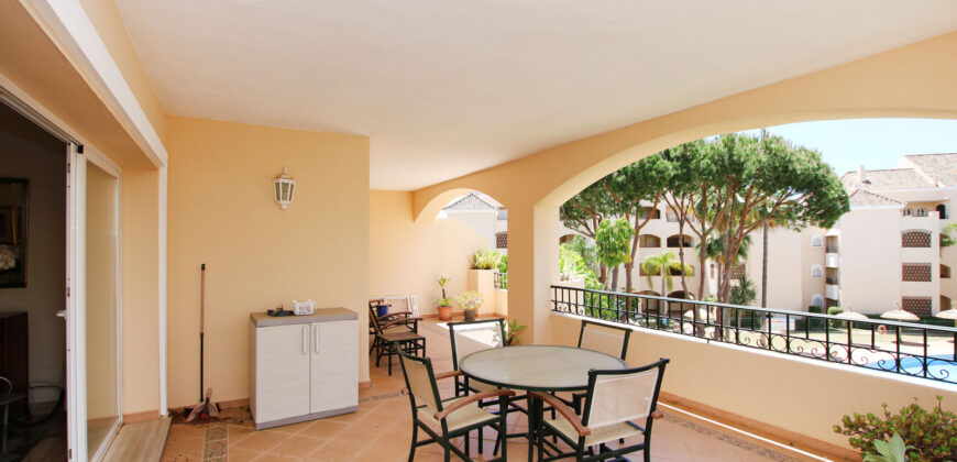 Beautiful beachside apartment for sale in Hacienda Playa next to the popular Don Carlos Hotel in Elviria, East Marbella