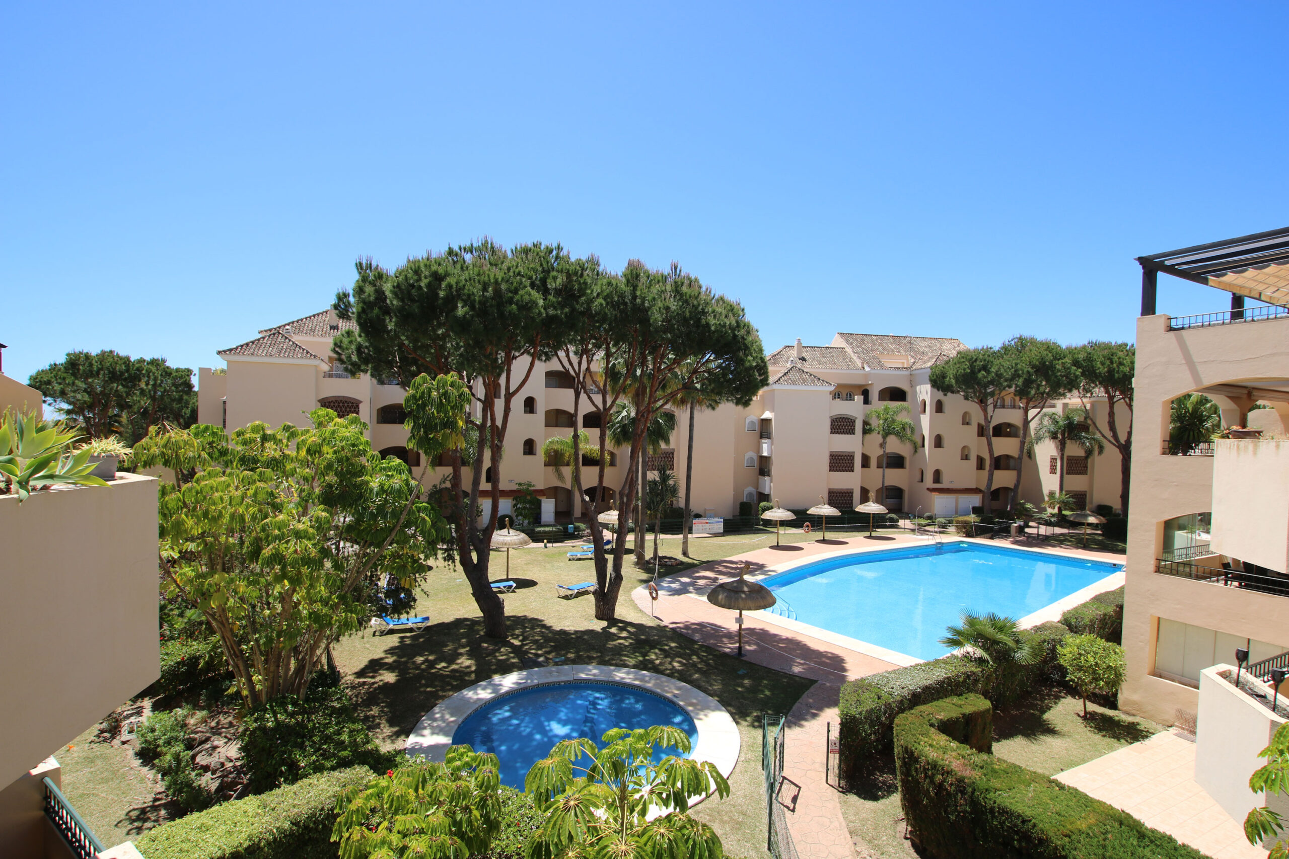 Beautiful beachside apartment for sale in Hacienda Playa next to the popular Don Carlos Hotel in Elviria, East Marbella