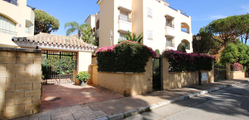 Beautiful beachside apartment for sale in Hacienda Playa next to the popular Don Carlos Hotel in Elviria, East Marbella