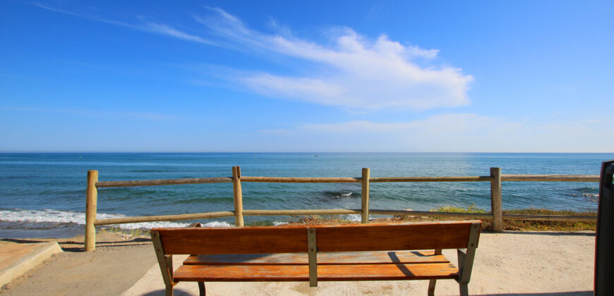 Beautiful beachside apartment for sale in Hacienda Playa next to the popular Don Carlos Hotel in Elviria, East Marbella