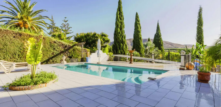 **Finca for Sale in Alhaurín el Grande with 6000 m2 Avocado and tropical garden**