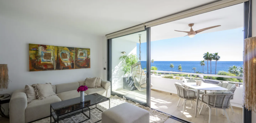 Elegant beachfront apartment with stunning sea views at Miraflores playa