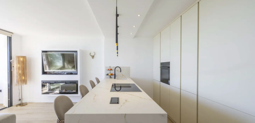 Elegant beachfront apartment with stunning sea views at Miraflores playa