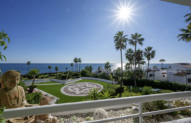 Elegant beachfront apartment with stunning sea views at Miraflores playa