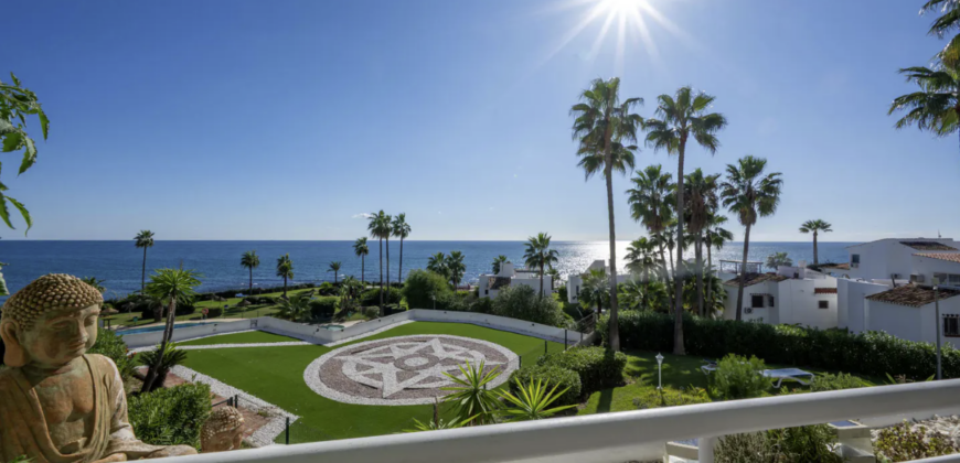 Elegant beachfront apartment with stunning sea views at Miraflores playa