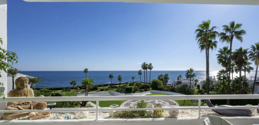Elegant beachfront apartment with stunning sea views at Miraflores playa