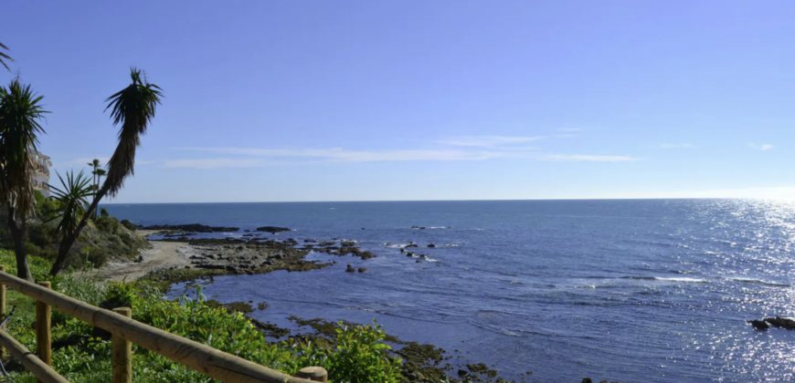 Elegant beachfront apartment with stunning sea views at Miraflores playa