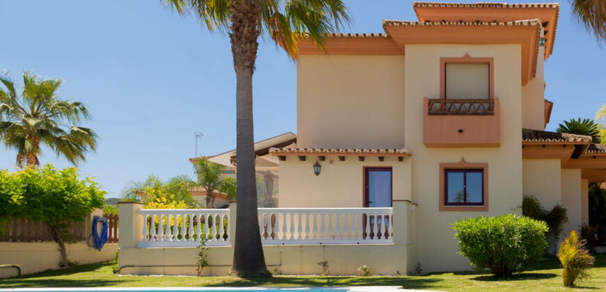 SOLD! semi Detached villa in Private urbanisation Coin, Los Nebrales