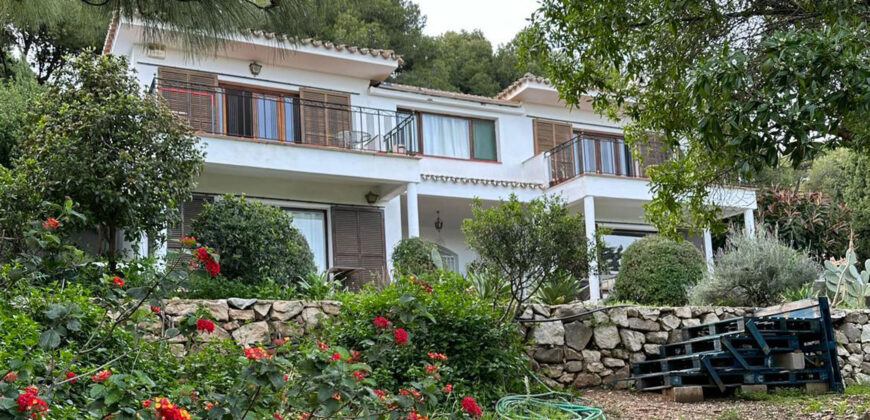 ***Villa Investment opportunity with lot’s of potential in Mijas Pueblo***