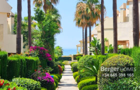 Beachfront Urbanisation – Beautiful 3 bed townhouse for sale located in the prestigious area of El Rosario / Costabella
