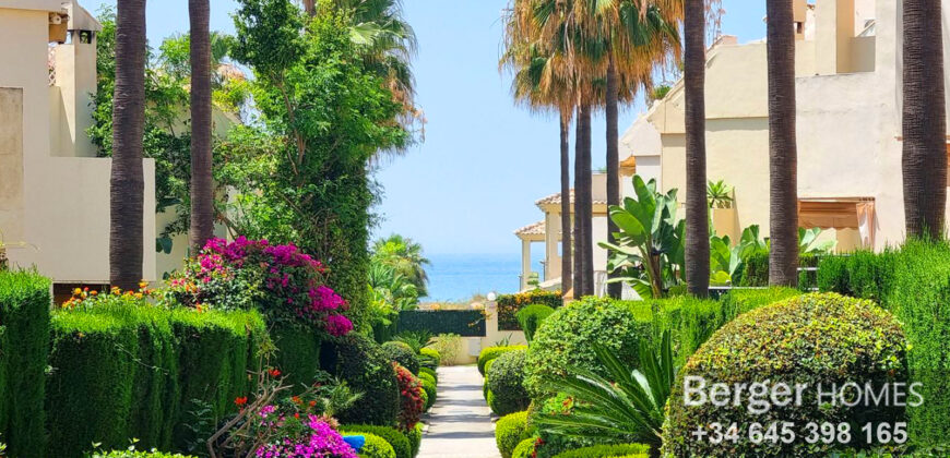 Beachfront Urbanisation – Beautiful 3 bed townhouse for sale located in the prestigious area of El Rosario / Costabella