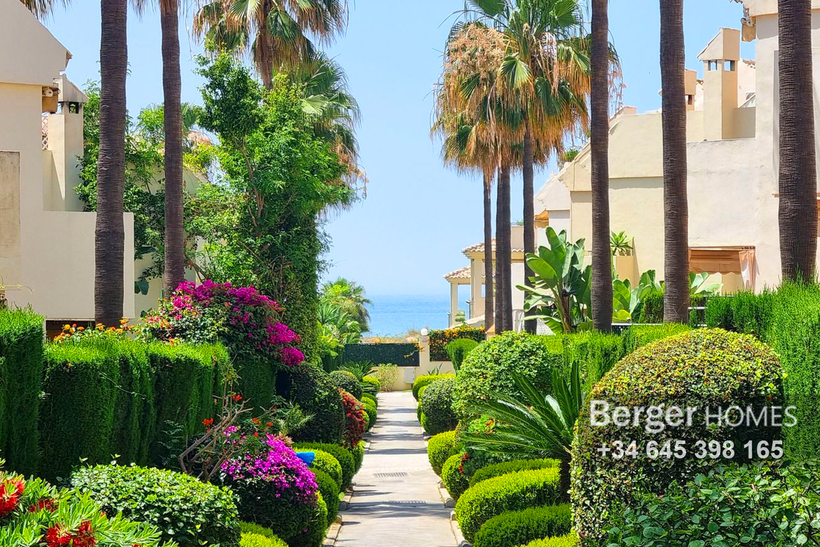 Beachfront Urbanisation – Beautiful 3 bed townhouse for sale located in the prestigious area of El Rosario / Costabella