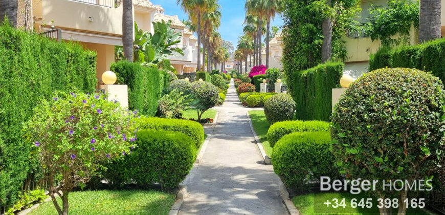 Beachfront Urbanisation – Beautiful 3 bed townhouse for sale located in the prestigious area of El Rosario / Costabella