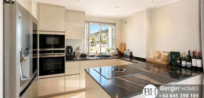 Magnificent 3-bedroom duplex penthouse situated in a prime beachfront Bermuda Beach Estepona