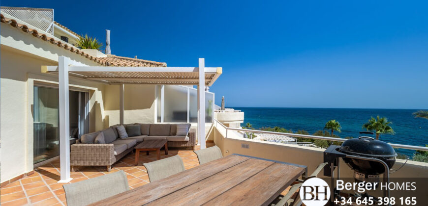 Magnificent 3-bedroom duplex penthouse situated in a prime beachfront Bermuda Beach Estepona